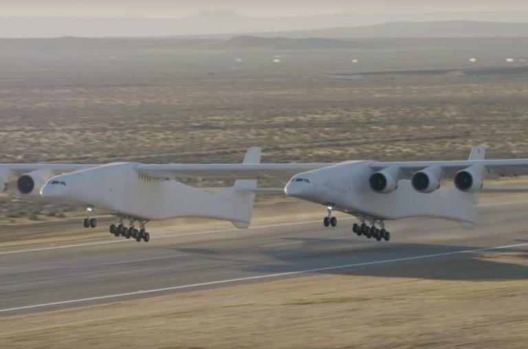 World's largest plane, the 'Stratolaunch Roc', makes its first flight ...